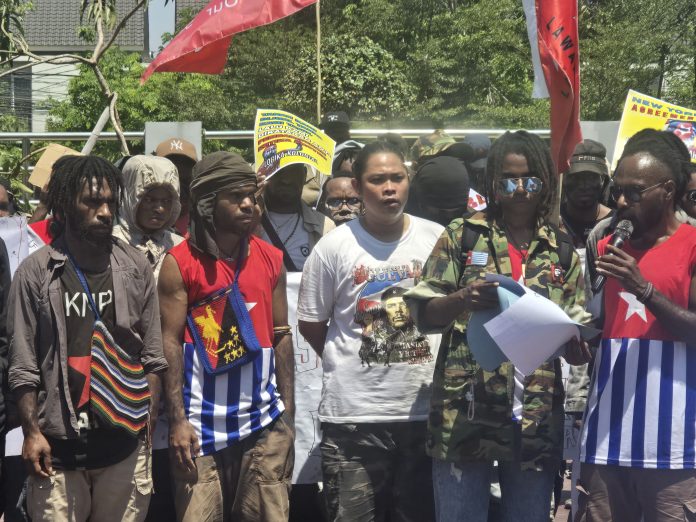 FOTO: Puluhan mahasiswa dari Komite Nasional Papua Barat (KNPB) menggelar aksi unjuk rasa di jalan Sultan Alauddin Makassar, Sabtu (15/8/2026). (Ist)