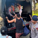 Gempa M 7,7 Guncang NTT, Satbrimob Polda NTT Gerak Cepat Evakuasi Korban dan Buka Akses FOTO: Personel Batalyon B Pelopor Satuan Brimob Polda NTT saat mengevakuasi warga usai Nusa Tenggara Timur (NTT) baru saja diguncang gempa bumi berkekuatan magnitudo 7,7, Sabtu (15/8/2026). (Humas Korps Brimob Polri).