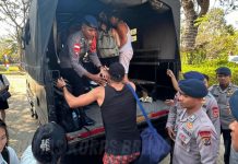 Gempa M 7,7 Guncang NTT, Satbrimob Polda NTT Gerak Cepat Evakuasi Korban dan Buka Akses FOTO: Personel Batalyon B Pelopor Satuan Brimob Polda NTT saat mengevakuasi warga usai Nusa Tenggara Timur (NTT) baru saja diguncang gempa bumi berkekuatan magnitudo 7,7, Sabtu (15/8/2026). (Humas Korps Brimob Polri).
