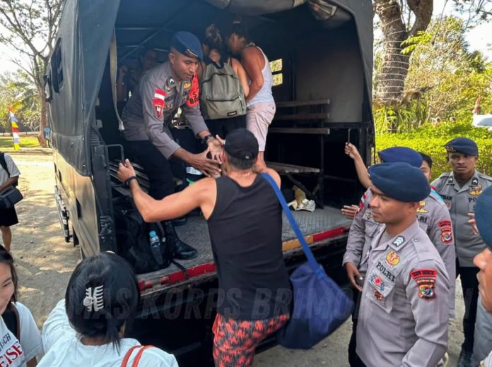 FOTO: Personel Batalyon B Pelopor Satuan Brimob Polda NTT saat mengevakuasi warga usai Nusa Tenggara Timur (NTT) baru saja diguncang gempa bumi berkekuatan magnitudo 7,7, Sabtu (15/8/2026). (Humas Korps Brimob Polri). FOTO: Personel Batalyon B Pelopor Satuan Brimob Polda NTT saat mengevakuasi warga usai Nusa Tenggara Timur (NTT) baru saja diguncang gempa bumi berkekuatan magnitudo 7,7, Sabtu (15/8/2026). (Humas Korps Brimob Polri).