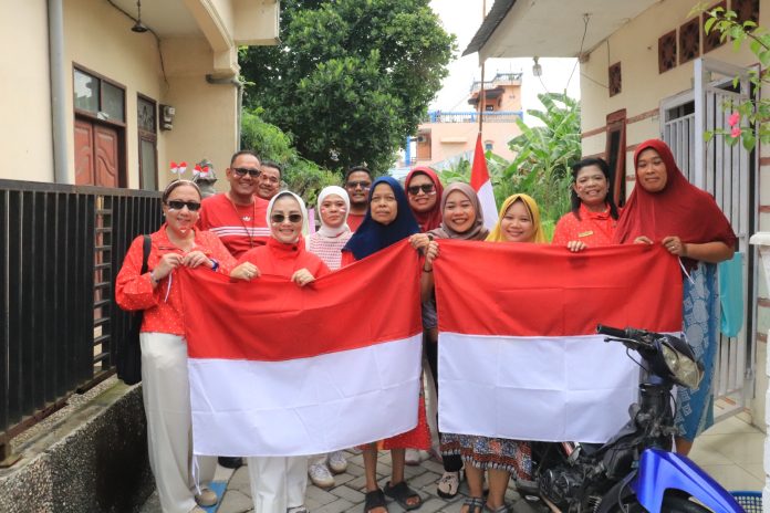 FOTO: Dalam rangka menyemarakkan Hari Ulang Tahun (HUT) ke-81 Kemerdekaan Republik Indonesia, RSUD Drs. H. Amri Tambunan menggelar berbagai kegiatan perlombaan sekaligus membagikan bendera Merah Putih kepada warga di sekitar lingkungan rumah sakit.