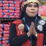 Bukan Pengupas Bawang, Ternyata Susanah Penjahit Kain Majun dan Pencuci Ompreng di Dapur MBG FOTO: Susanah (38) dua hari belakangan ini ramai diperbincangkan netizen di media sosial. (Ist)