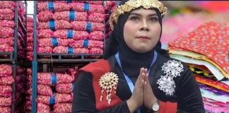 Bukan Pengupas Bawang, Ternyata Susanah Penjahit Kain Majun dan Pencuci Ompreng di Dapur MBG FOTO: Susanah (38) dua hari belakangan ini ramai diperbincangkan netizen di media sosial. (Ist)