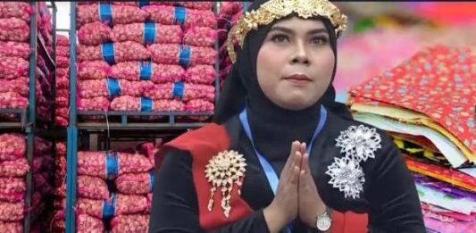 Bukan Pengupas Bawang, Ternyata Susanah Penjahit Kain Majun dan Pencuci Ompreng di Dapur MBG FOTO: Susanah (38) dua hari belakangan ini ramai diperbincangkan netizen di media sosial. (Ist)