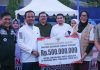 Gempa NTT: Pemprov Sulsel Beri Bantuan Rp500 Juta, Kirim Tim BPBD Provinsi dan Tenaga Kesehatan FOTO: Gubernur Sulawesi Selatan (Sulsel), Andi Sudirman Sulaiman saat menyerahkan bantuan untuk tanggap daruratp di Provinsi Nusa Tenggara Timur (NTT). (Dok via Facebook).