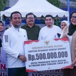 Gempa NTT: Pemprov Sulsel Beri Bantuan Rp500 Juta, Kirim Tim BPBD Provinsi dan Tenaga Kesehatan FOTO: Gubernur Sulawesi Selatan (Sulsel), Andi Sudirman Sulaiman saat menyerahkan bantuan untuk tanggap daruratp di Provinsi Nusa Tenggara Timur (NTT). (Dok via Facebook).