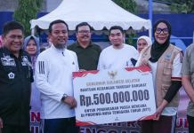 Gempa NTT: Pemprov Sulsel Beri Bantuan Rp500 Juta, Kirim Tim BPBD Provinsi dan Tenaga Kesehatan FOTO: Gubernur Sulawesi Selatan (Sulsel), Andi Sudirman Sulaiman saat menyerahkan bantuan untuk tanggap daruratp di Provinsi Nusa Tenggara Timur (NTT). (Dok via Facebook).