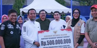Gempa NTT: Pemprov Sulsel Beri Bantuan Rp500 Juta, Kirim Tim BPBD Provinsi dan Tenaga Kesehatan FOTO: Gubernur Sulawesi Selatan (Sulsel), Andi Sudirman Sulaiman saat menyerahkan bantuan untuk tanggap daruratp di Provinsi Nusa Tenggara Timur (NTT). (Dok via Facebook).