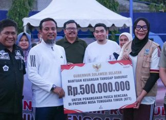 Gempa NTT: Pemprov Sulsel Beri Bantuan Rp500 Juta, Kirim Tim BPBD Provinsi dan Tenaga Kesehatan FOTO: Gubernur Sulawesi Selatan (Sulsel), Andi Sudirman Sulaiman saat menyerahkan bantuan untuk tanggap daruratp di Provinsi Nusa Tenggara Timur (NTT). (Dok via Facebook).
