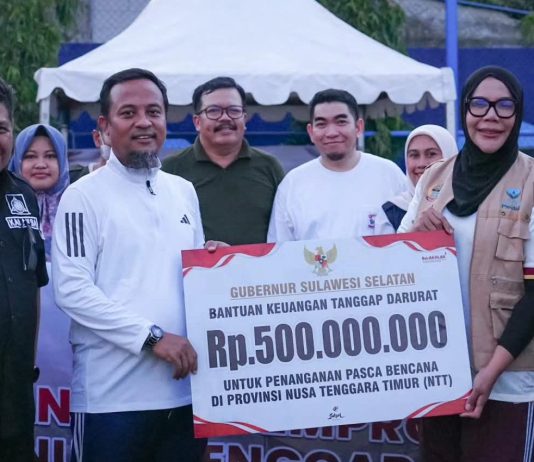 Gempa NTT: Pemprov Sulsel Beri Bantuan Rp500 Juta, Kirim Tim BPBD Provinsi dan Tenaga Kesehatan FOTO: Gubernur Sulawesi Selatan (Sulsel), Andi Sudirman Sulaiman saat menyerahkan bantuan untuk tanggap daruratp di Provinsi Nusa Tenggara Timur (NTT). (Dok via Facebook).