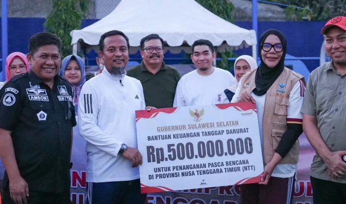 FOTO: Gubernur Sulawesi Selatan (Sulsel), Andi Sudirman Sulaiman saat menyerahkan bantuan untuk tanggap daruratp di Provinsi Nusa Tenggara Timur (NTT). (Dok via Facebook). FOTO: Gubernur Sulawesi Selatan (Sulsel), Andi Sudirman Sulaiman saat menyerahkan bantuan untuk tanggap daruratp di Provinsi Nusa Tenggara Timur (NTT). (Dok via Facebook).
