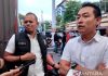 Baru Menjabat Kapolres Maros, AKBP Devi Sujana Bongkar Praktik Peracikan dan Peredaran Narkotika Jenis Cairan Sintetis FOTO: AKBP Devi Sujana (kanan) saat masih menjabat Kasat Reskrim Polrestabes Makassar saat memberikan keterangan pers kepada media di Mapolrestabes Makassar, Sulawesi Selatan. (Dok. ANTARA/Darwin Fatir)