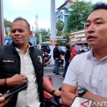 Baru Menjabat Kapolres Maros, AKBP Devi Sujana Bongkar Praktik Peracikan dan Peredaran Narkotika Jenis Cairan Sintetis FOTO: AKBP Devi Sujana (kanan) saat masih menjabat Kasat Reskrim Polrestabes Makassar saat memberikan keterangan pers kepada media di Mapolrestabes Makassar, Sulawesi Selatan. (Dok. ANTARA/Darwin Fatir)