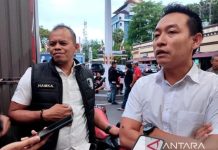 Baru Menjabat Kapolres Maros, AKBP Devi Sujana Bongkar Praktik Peracikan dan Peredaran Narkotika Jenis Cairan Sintetis FOTO: AKBP Devi Sujana (kanan) saat masih menjabat Kasat Reskrim Polrestabes Makassar saat memberikan keterangan pers kepada media di Mapolrestabes Makassar, Sulawesi Selatan. (Dok. ANTARA/Darwin Fatir)