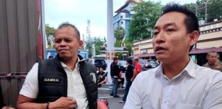 Baru Menjabat Kapolres Maros, AKBP Devi Sujana Bongkar Praktik Peracikan dan Peredaran Narkotika Jenis Cairan Sintetis FOTO: AKBP Devi Sujana (kanan) saat masih menjabat Kasat Reskrim Polrestabes Makassar saat memberikan keterangan pers kepada media di Mapolrestabes Makassar, Sulawesi Selatan. (Dok. ANTARA/Darwin Fatir)