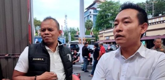 Baru Menjabat Kapolres Maros, AKBP Devi Sujana Bongkar Praktik Peracikan dan Peredaran Narkotika Jenis Cairan Sintetis FOTO: AKBP Devi Sujana (kanan) saat masih menjabat Kasat Reskrim Polrestabes Makassar saat memberikan keterangan pers kepada media di Mapolrestabes Makassar, Sulawesi Selatan. (Dok. ANTARA/Darwin Fatir)