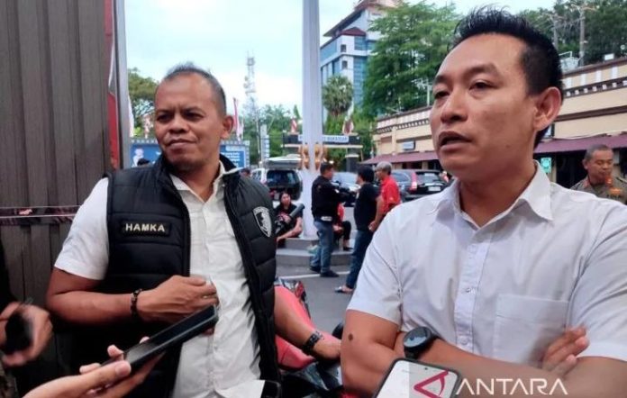 FOTO: AKBP Devi Sujana (kanan) saat masih menjabat Kasat Reskrim Polrestabes Makassar saat memberikan keterangan pers kepada media di Mapolrestabes Makassar, Sulawesi Selatan. (Dok. ANTARA/Darwin Fatir) FOTO: AKBP Devi Sujana (kanan) saat masih menjabat Kasat Reskrim Polrestabes Makassar saat memberikan keterangan pers kepada media di Mapolrestabes Makassar, Sulawesi Selatan. (Dok. ANTARA/Darwin Fatir)