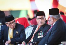 Dua Mantan Wali Kota dan Wakil Wali Kota Hadiri Upacara HUT RI Ke 81 di Lapangan Karebosi Makassar FOTO: Ilham Arief Sirajuddin (IAS) dan Moh Ramdhan Pomanto (Danny Pomanto). Sedangkan dua mantan Wakil Wali Kota Makassar lainnya, Andi Herry Iskandar. (Dok. DP)