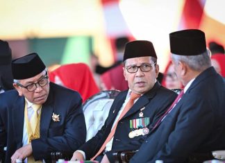 Dua Mantan Wali Kota dan Wakil Wali Kota Hadiri Upacara HUT RI Ke 81 di Lapangan Karebosi Makassar FOTO: Ilham Arief Sirajuddin (IAS) dan Moh Ramdhan Pomanto (Danny Pomanto). Sedangkan dua mantan Wakil Wali Kota Makassar lainnya, Andi Herry Iskandar. (Dok. DP)