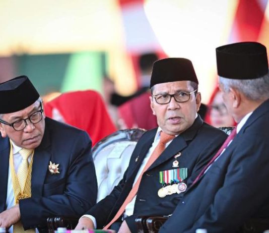 Dua Mantan Wali Kota dan Wakil Wali Kota Hadiri Upacara HUT RI Ke 81 di Lapangan Karebosi Makassar FOTO: Ilham Arief Sirajuddin (IAS) dan Moh Ramdhan Pomanto (Danny Pomanto). Sedangkan dua mantan Wakil Wali Kota Makassar lainnya, Andi Herry Iskandar. (Dok. DP)