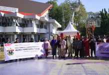 Rektor Unhas Lepas KKN Tanggap Bencana dan Tim Bantuan Medis ke NTT FOTO: Rektor Unhas, Prof. Dr. Ir. Jamaluddin Jompa, M.Sc., melepas secara resmi para relawan Unhas yang akan memberi dukungan penanganan tanggap darurat pasca bencana gempa bumi di NTT. Senin, (27/8/2026)