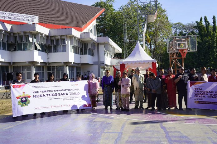 FOTO: Rektor Unhas, Prof. Dr. Ir. Jamaluddin Jompa, M.Sc., melepas secara resmi para relawan Unhas yang akan memberi dukungan penanganan tanggap darurat pasca bencana gempa bumi di NTT. Senin, (27/8/2026)