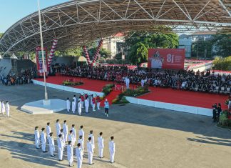 TIM NARYA Sukses Kibarkan Merah Putih, Formasi Benteng Rotterdam Warnai HUT ke-81 RI di Karebosi Makassar FOTO: Di bawah langit ikonik Lapangan Karebosi Makassar, suasana khidmat menyelimuti pelaksanaan upacara peringatan detik-detik Proklamasi Kemerdekaan Republik Indonesia. Senin (17/8/2026). (Dok Humas Pemkot Makassar)