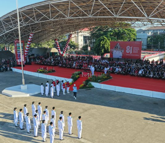 TIM NARYA Sukses Kibarkan Merah Putih, Formasi Benteng Rotterdam Warnai HUT ke-81 RI di Karebosi Makassar FOTO: Di bawah langit ikonik Lapangan Karebosi Makassar, suasana khidmat menyelimuti pelaksanaan upacara peringatan detik-detik Proklamasi Kemerdekaan Republik Indonesia. Senin (17/8/2026). (Dok Humas Pemkot Makassar)