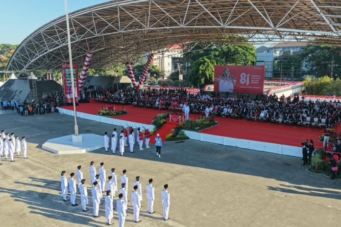 FOTO: Di bawah langit ikonik Lapangan Karebosi Makassar, suasana khidmat menyelimuti pelaksanaan upacara peringatan detik-detik Proklamasi Kemerdekaan Republik Indonesia. Senin (17/8/2026). (Dok Humas Pemkot Makassar) 