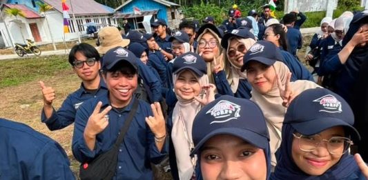 Rayakan HUT RI di Fakfak Timur, Tim Patriot Unhas Berbaur dalam Semangat Kemerdekaan FOTO: Tim Ekspedisi Patriot (TEP) 2026 Tim VII Universitas Hasanuddin (Unhas) turut ambil bagian dalam upacara yang digelar di Lapangan Kantor Distrik Fakfak Timur, Senin (17/8/2026).