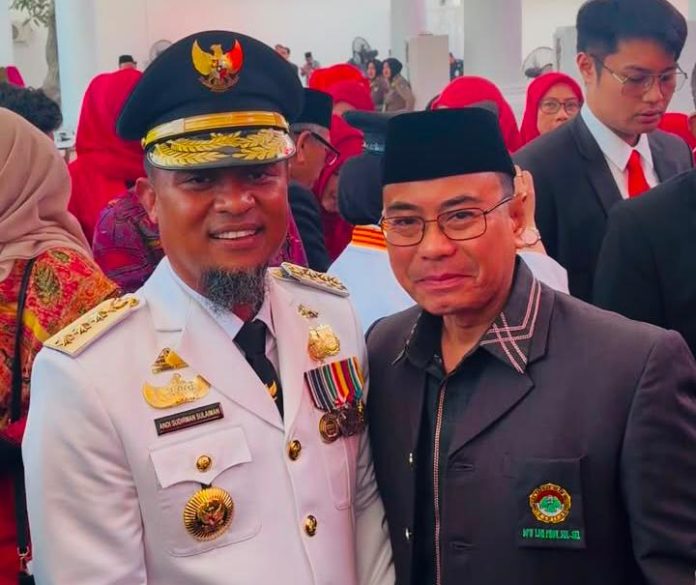FOTO: Gubernur Sulsel, Andi Sudirman Sulaiman dan Ketua DPW LDII Sulawesi Selatan, H Asdar Mattiro SSos MIKom seusai mengikuti upacara HUT ke-81 Republik Indonesia di Rumah Jabatan Gubernur Sulawesi Selatan, Jalan Jenderal Sudirman, Kota Makassar, Senin (17/8/2026) pagi. FOTO: Gubernur Sulsel, Andi Sudirman Sulaiman dan Ketua DPW LDII Sulawesi Selatan, H Asdar Mattiro SSos MIKom seusai mengikuti upacara HUT ke-81 Republik Indonesia di Rumah Jabatan Gubernur Sulawesi Selatan, Jalan Jenderal Sudirman, Kota Makassar, Senin (17/8/2026) pagi.