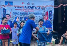15 Kecamatan Bergemuruh, Demokrat Makassar Gelar Lomba Rakyat hingga 23 Agustus FOTO: Suasana kebersamaan masyarakat mewarnai rangkaian kegiatan Lomba Rakyat Partai Demokrat Kota Makassar yang digelar serentak di 15 kecamatan se-Kota Makassar.