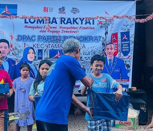 15 Kecamatan Bergemuruh, Demokrat Makassar Gelar Lomba Rakyat hingga 23 Agustus FOTO: Suasana kebersamaan masyarakat mewarnai rangkaian kegiatan Lomba Rakyat Partai Demokrat Kota Makassar yang digelar serentak di 15 kecamatan se-Kota Makassar.
