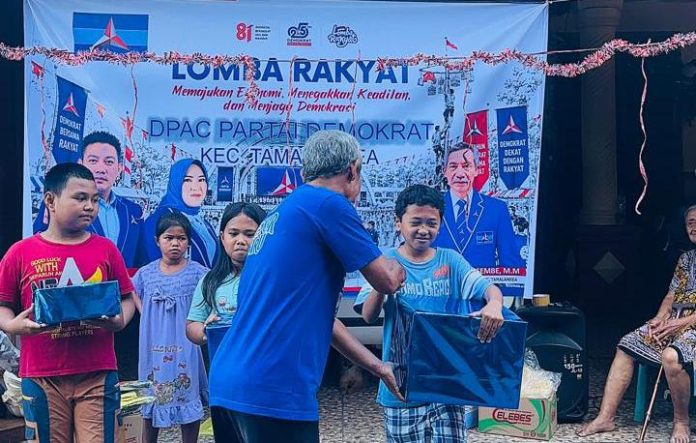 FOTO: Suasana kebersamaan masyarakat mewarnai rangkaian kegiatan Lomba Rakyat Partai Demokrat Kota Makassar yang digelar serentak di 15 kecamatan se-Kota Makassar. FOTO: Suasana kebersamaan masyarakat mewarnai rangkaian kegiatan Lomba Rakyat Partai Demokrat Kota Makassar yang digelar serentak di 15 kecamatan se-Kota Makassar.