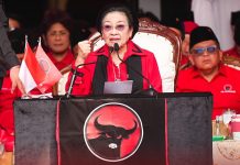 Di Hari Merdeka, Ketum PDIP Sentil Menkes, Megawati: BPJS itu Untuk Rakyat Banyak dan Rakyat Jelata FOTO: Ketua Umum PDI Perjuangan Megawati Soekarnoputri, menyampaikan kritik keras terkait kebijakan jaminan kesehatan dan lapangan kerja saat memimpin upacara peringatan HUT ke-81 Kemerdekaan RI di Sekolah Partai PDIP, Lenteng Agung, Jakarta Selatan, Senin (17/8/2026). (Dok. PDIP)