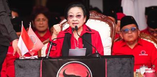 Di Hari Merdeka, Ketum PDIP Sentil Menkes, Megawati: BPJS itu Untuk Rakyat Banyak dan Rakyat Jelata FOTO: Ketua Umum PDI Perjuangan Megawati Soekarnoputri, menyampaikan kritik keras terkait kebijakan jaminan kesehatan dan lapangan kerja saat memimpin upacara peringatan HUT ke-81 Kemerdekaan RI di Sekolah Partai PDIP, Lenteng Agung, Jakarta Selatan, Senin (17/8/2026). (Dok. PDIP)
