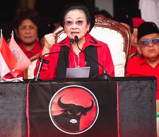 Di Hari Merdeka, Ketum PDIP Sentil Menkes, Megawati: BPJS itu Untuk Rakyat Banyak dan Rakyat Jelata FOTO: Ketua Umum PDI Perjuangan Megawati Soekarnoputri, menyampaikan kritik keras terkait kebijakan jaminan kesehatan dan lapangan kerja saat memimpin upacara peringatan HUT ke-81 Kemerdekaan RI di Sekolah Partai PDIP, Lenteng Agung, Jakarta Selatan, Senin (17/8/2026). (Dok. PDIP)