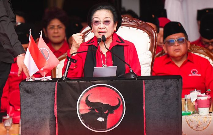 FOTO: Ketua Umum PDI Perjuangan Megawati Soekarnoputri, menyampaikan kritik keras terkait kebijakan jaminan kesehatan dan lapangan kerja saat memimpin upacara peringatan HUT ke-81 Kemerdekaan RI di Sekolah Partai PDIP, Lenteng Agung, Jakarta Selatan, Senin (17/8/2026). (Dok. PDIP)