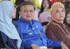 Indentik Warna Partai Demokrat, Appi Gunakan Baju Adat Bugis Berwarna Biru, Pengamat: Terlalu Dini FOTO: Wali Kota dan Wakil Wali Kota gunakan pakaian adat Bugis berwarna biru saat upacara penurunan duplikat Bendera Merah Putih dalam rangka peringatan HUT ke-81 Republik Indonesia. Senin sore (17/8/2026). (Dok Kominfo Makassar)