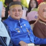 Indentik Warna Partai Demokrat, Appi Gunakan Baju Adat Bugis Berwarna Biru, Pengamat: Terlalu Dini FOTO: Wali Kota dan Wakil Wali Kota gunakan pakaian adat Bugis berwarna biru saat upacara penurunan duplikat Bendera Merah Putih dalam rangka peringatan HUT ke-81 Republik Indonesia. Senin sore (17/8/2026). (Dok Kominfo Makassar)
