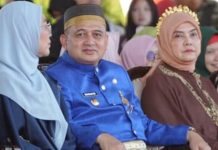 Indentik Warna Partai Demokrat, Appi Gunakan Baju Adat Bugis Berwarna Biru, Pengamat: Terlalu Dini FOTO: Wali Kota dan Wakil Wali Kota gunakan pakaian adat Bugis berwarna biru saat upacara penurunan duplikat Bendera Merah Putih dalam rangka peringatan HUT ke-81 Republik Indonesia. Senin sore (17/8/2026). (Dok Kominfo Makassar)
