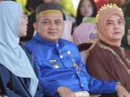 Indentik Warna Partai Demokrat, Appi Gunakan Baju Adat Bugis Berwarna Biru, Pengamat: Terlalu Dini FOTO: Wali Kota dan Wakil Wali Kota gunakan pakaian adat Bugis berwarna biru saat upacara penurunan duplikat Bendera Merah Putih dalam rangka peringatan HUT ke-81 Republik Indonesia. Senin sore (17/8/2026). (Dok Kominfo Makassar)