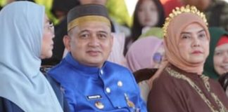 Indentik Warna Partai Demokrat, Appi Gunakan Baju Adat Bugis Berwarna Biru, Pengamat: Terlalu Dini FOTO: Wali Kota dan Wakil Wali Kota gunakan pakaian adat Bugis berwarna biru saat upacara penurunan duplikat Bendera Merah Putih dalam rangka peringatan HUT ke-81 Republik Indonesia. Senin sore (17/8/2026). (Dok Kominfo Makassar)
