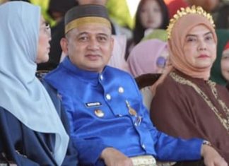 Indentik Warna Partai Demokrat, Appi Gunakan Baju Adat Bugis Berwarna Biru, Pengamat: Terlalu Dini FOTO: Wali Kota dan Wakil Wali Kota gunakan pakaian adat Bugis berwarna biru saat upacara penurunan duplikat Bendera Merah Putih dalam rangka peringatan HUT ke-81 Republik Indonesia. Senin sore (17/8/2026). (Dok Kominfo Makassar)