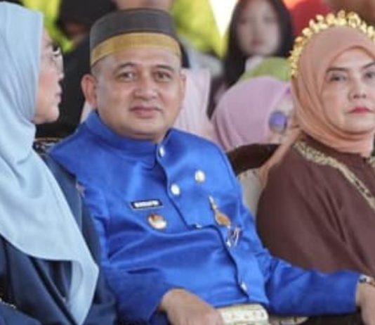 Indentik Warna Partai Demokrat, Appi Gunakan Baju Adat Bugis Berwarna Biru, Pengamat: Terlalu Dini FOTO: Wali Kota dan Wakil Wali Kota gunakan pakaian adat Bugis berwarna biru saat upacara penurunan duplikat Bendera Merah Putih dalam rangka peringatan HUT ke-81 Republik Indonesia. Senin sore (17/8/2026). (Dok Kominfo Makassar)