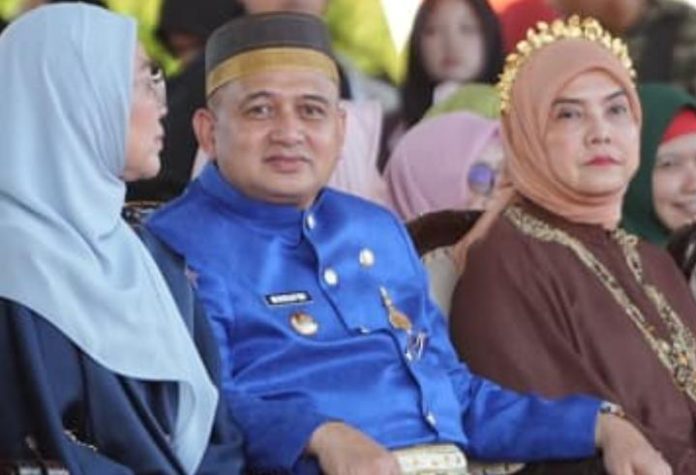 FOTO: Wali Kota dan Wakil Wali Kota gunakan pakaian adat Bugis berwarna biru saat upacara penurunan duplikat Bendera Merah Putih dalam rangka peringatan HUT ke-81 Republik Indonesia. Senin sore (17/8/2026). (Dok Kominfo Makassar) FOTO: Wali Kota dan Wakil Wali Kota gunakan pakaian adat Bugis berwarna biru saat upacara penurunan duplikat Bendera Merah Putih dalam rangka peringatan HUT ke-81 Republik Indonesia. Senin sore (17/8/2026). (Dok Kominfo Makassar)