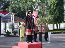 Upacara HUT ke-81 RI di PTPN I Regional 1 Berlangsung Khidmat FOTO: Kepala Region Head PTPN I (Persero) Regional 1, Wispramono Budiman, bertindak sebagai Inspektur Upacara, Hari Ulang Tahun (HUT) ke-81 Kemerdekaan Republik Indonesia, Senin (17/8/2026), di halaman Kantor Regional 1.