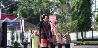 Upacara HUT ke-81 RI di PTPN I Regional 1 Berlangsung Khidmat FOTO: Kepala Region Head PTPN I (Persero) Regional 1, Wispramono Budiman, bertindak sebagai Inspektur Upacara, Hari Ulang Tahun (HUT) ke-81 Kemerdekaan Republik Indonesia, Senin (17/8/2026), di halaman Kantor Regional 1.
