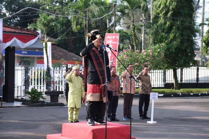 FOTO: Kepala Region Head PTPN I (Persero) Regional 1, Wispramono Budiman, bertindak sebagai Inspektur Upacara, Hari Ulang Tahun (HUT) ke-81 Kemerdekaan Republik Indonesia, Senin (17/8/2026), di halaman Kantor Regional 1.