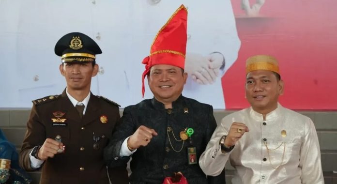 FOTO: Kiri Kasi Datun Kejari Makassar, Ketua PN Makassar dan Ketua KONI Makassar. (ist)